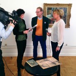   Antikrundans konstexpert Claes Moser och programledaren Anne Lundberg intervjuar Maria Oldenmark på Konsthallen.