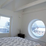   Genom det runda sovrumsfönstret kan makarna Fällgren se ända upp i Frölandsbacken.