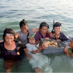   Byns kvinnor dyker på grunt vatten och samlar sjögurkor, snäckor och musslor som man äter. Foto: Erik Abrahamsson