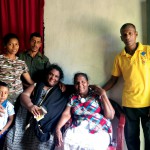 Maria på plats i SriLanka tillsammans med sin släkt. Från vänster i bild syns Marias brorson K Nudam Dulneth Yasiru, svägerskan Chandrika, brodern Saman, Maria själv, mamma Bogoda och morbrodern Wijayapala. (Privat foto)