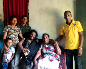 Maria på plats i SriLanka tillsammans med sin släkt. Från vänster i bild syns Marias brorson K Nudam Dulneth Yasiru, svägerskan Chandrika, brodern Saman, Maria själv, mamma Bogoda och morbrodern Wijayapala. (Privat foto)
