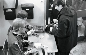 Entréavgiften var fem eller tio kronor beroende på band.Jan Nordlander (närmast kameran) var en av dem som kom på idén att starta The Move Club. Han hade varit i England och både inspirerats och köpt en fin mods-jacka.