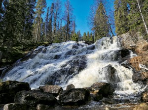 Västanåfallet är ett 90 meter högt kaskadfall.