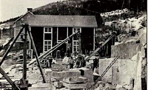 Örnsköldsviks stenhuggeri i början av 1900-talet. På bilden syns bland andra John Eriks farbror Gustav.