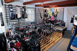I klubbhuset finns en modern golfshop.