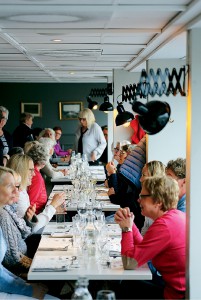 Damdelen av Häårnösands golfklubb samlas på Matbaren för lite uppsnack inför säsongen.