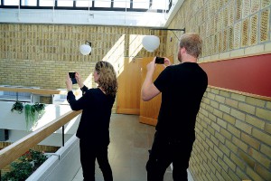 Konstintendenten Maria Oldenmark och konstnären Olof Ahlberg spanar efter bästa placeringen för Olofs stora målning.