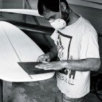   Jimmy Yoshio Shibata
har byggt surfingbrädor professionellt i Japan i tio år. Nu bygger han dem 
i Härnösand.