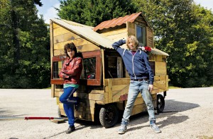 MICROBE & GASOLINE berättar historien om två 14-åriga outsiders som bygger ett hus på hjul och ger sig ut på en roadtrip.