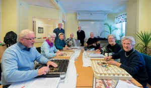 Runt bordet sitter Leif Berg, Ulla-Greta Hellhoff, Ulla-Britt Nordin, Rolf Eriksson, Bengt Andersson, Astrid Nyberg och Barbro Dahlqvist. Bakom dem står Bengt Lindberg och Erik Byström. I gänget ingår även Gerd Wiborg.