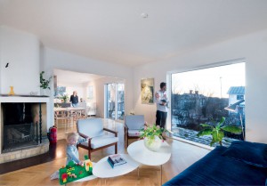 Öppna ytor och stora ljusinsläpp hemma hos familjen Forsell på Fågelstavägen.