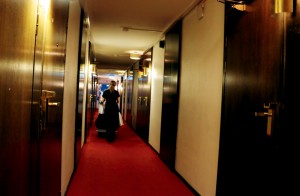 Ulrica Billberg drar vagnar med nya lakan och städprodukter genom hotellkorridoren.