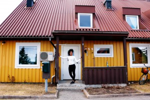 Weyni har haft sitt hus sedan november och har redan gjort om det mesta inomhus. Nu längtar hon till våren och möjligheten att plantera blommor och grönsaker i trädgården.