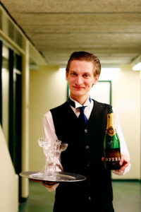 Bartlomiej Szulc, spelar butler: – Jag har faktiskt jobbat ett år som hovmästare, efter att jag gick Hotell- och restaurangprogrammet.