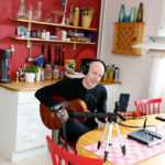 Jarmo riggar upp sin hemmastudio vid köksbordet.
