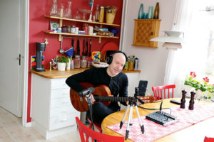 Jarmo riggar upp sin hemmastudio vid köksbordet.