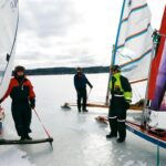   Kurre Jonsson (67 år), Janne Wiklund (72 år) och Per Hansson (59 år) seglar med sina hemmabyggda isjakter.
