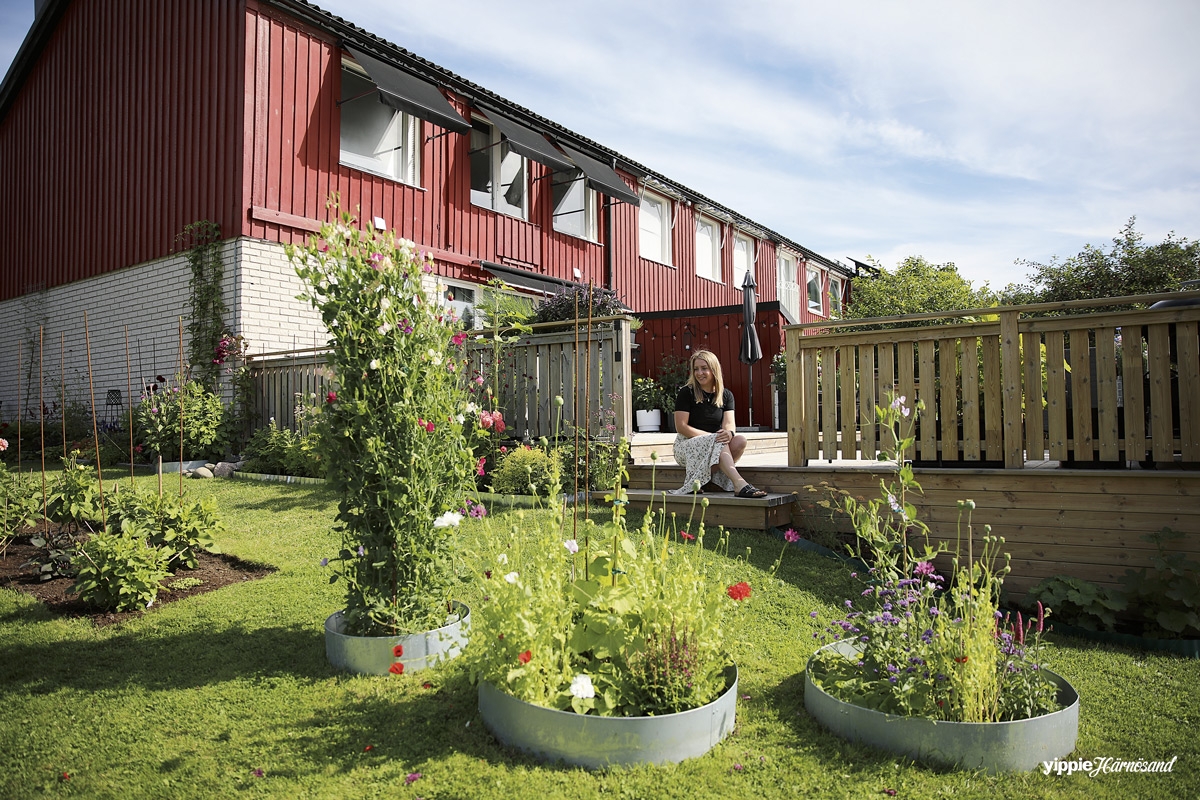 Ulrika vid sina lukt­ärter som bland annat pryder trädgården.