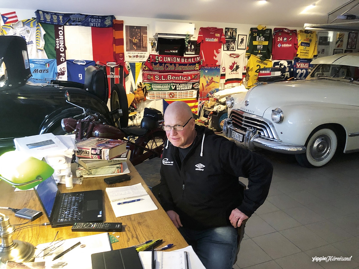 Micke Skoglund pluggar historia hemma i garaget på Tegelbruksvägen.