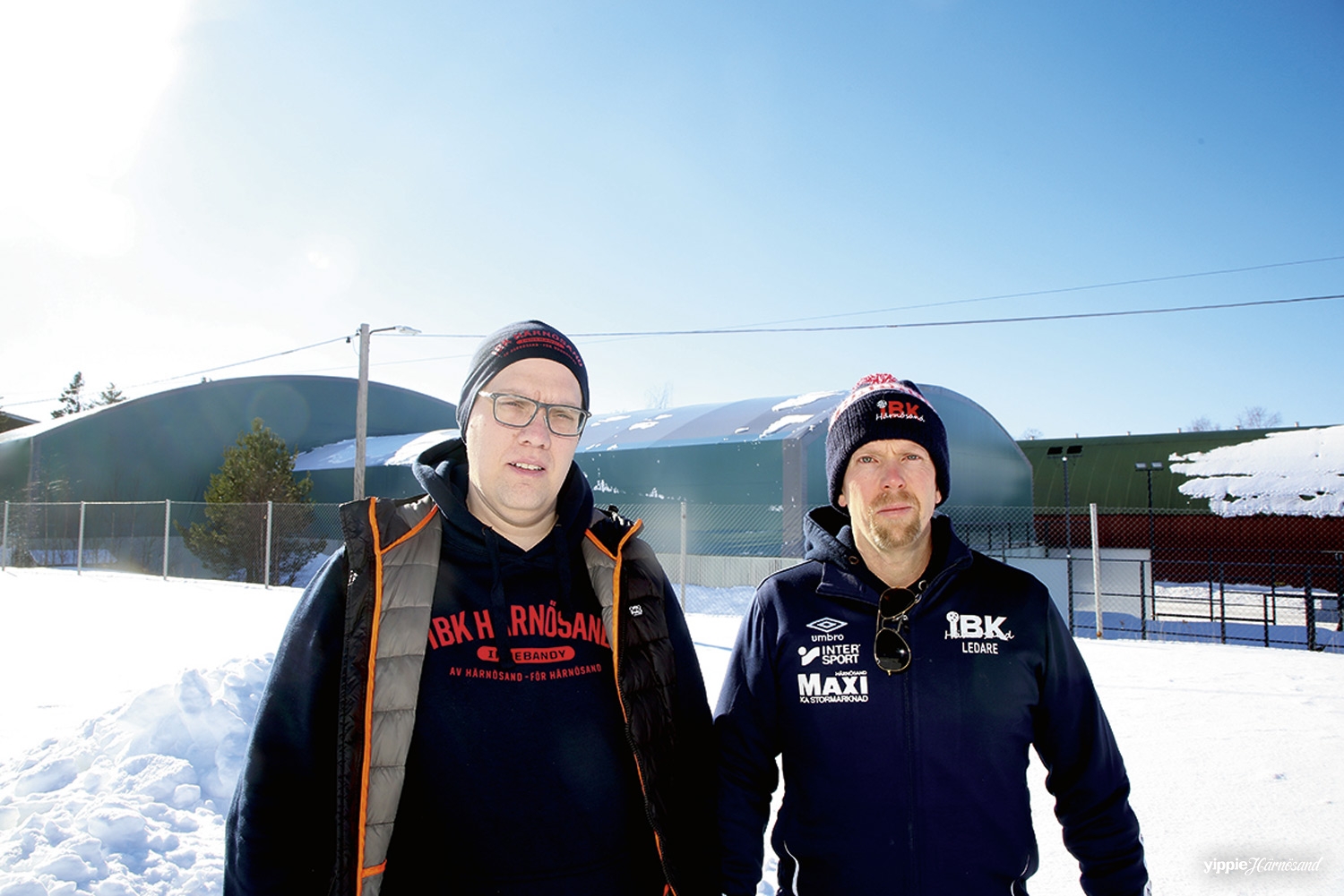 Andreas Lindstedt och Daniel Harlin där den nya uteplanen ska ligga.