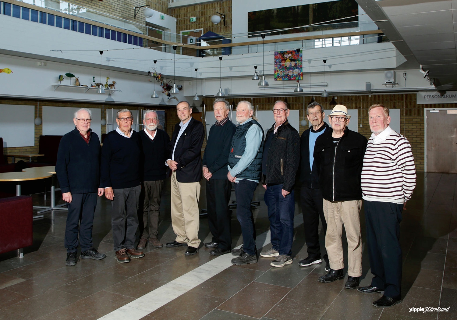Sjöbefälare på återträff i sin gamla skola.  Från vänster: Knut Akervall, Lars Öhman, Lars Grundberg, 
K-A Sundin, Roger Lundgren, Jan Hastegård, Jan-Erik Malmgren, Harry Risto, Stig Eriksson, P-G Lundin.