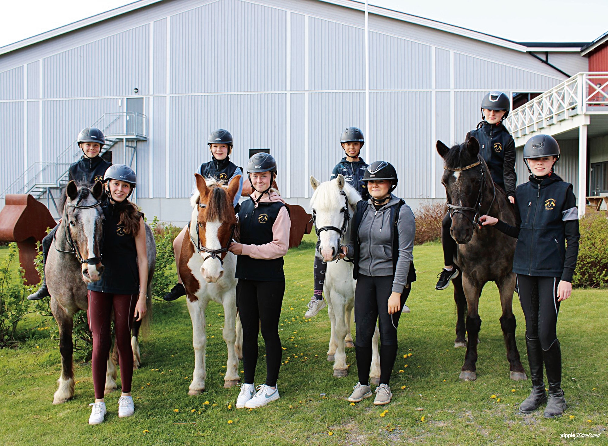 Ella Dahlström på Bobby, Lotta Frank står bredvid, Tuva Örner på Liten, Amanda Eriksson, Moa Gradin på Kenny , Amanda Ohlsson står bredvid. Saga Frykholm sitter på Brian och Felicia Svahn står bredvid.