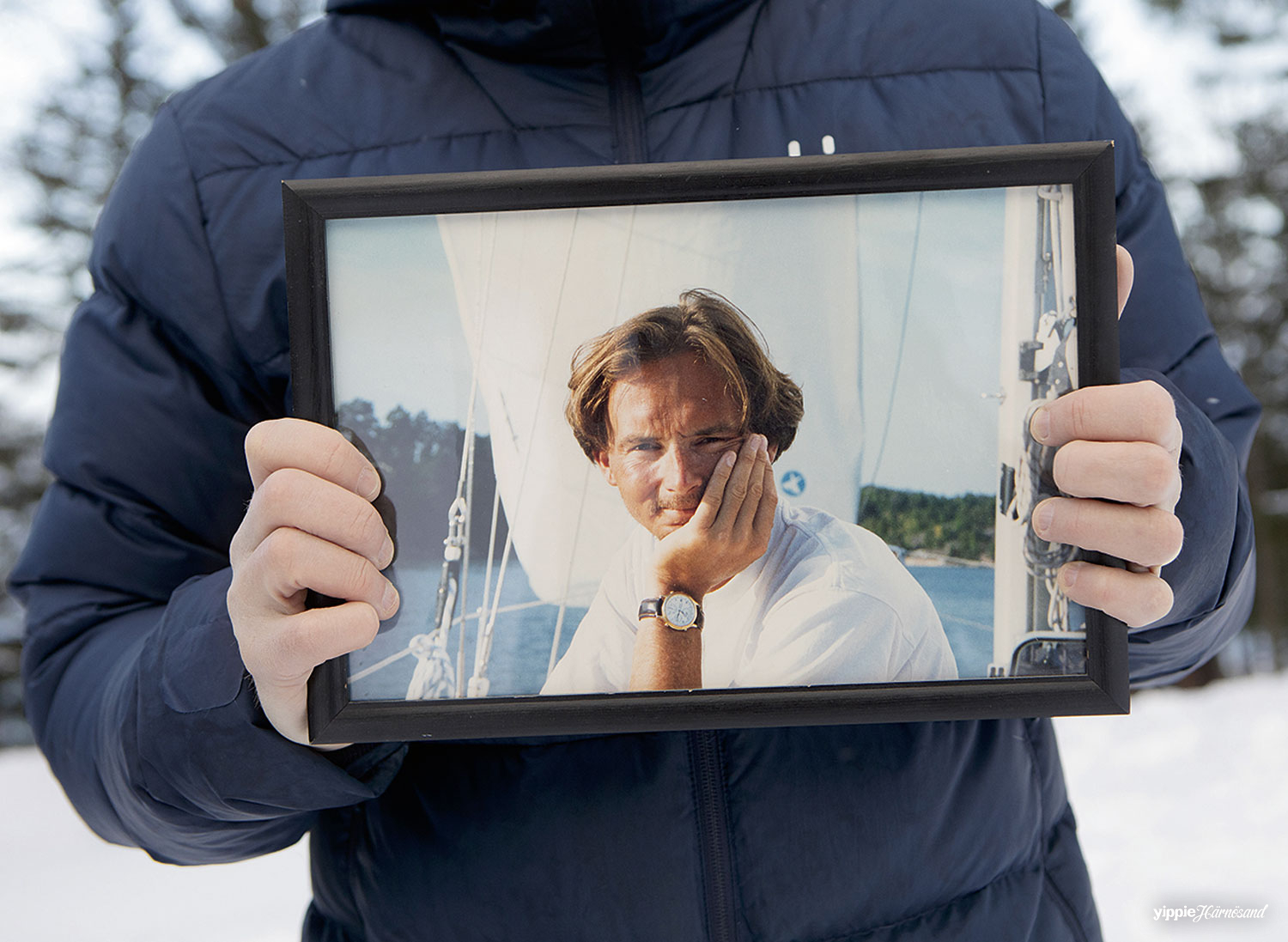 Mikael visar ett inramat foto på storebror Magnus som försvann med M/S Estonia.