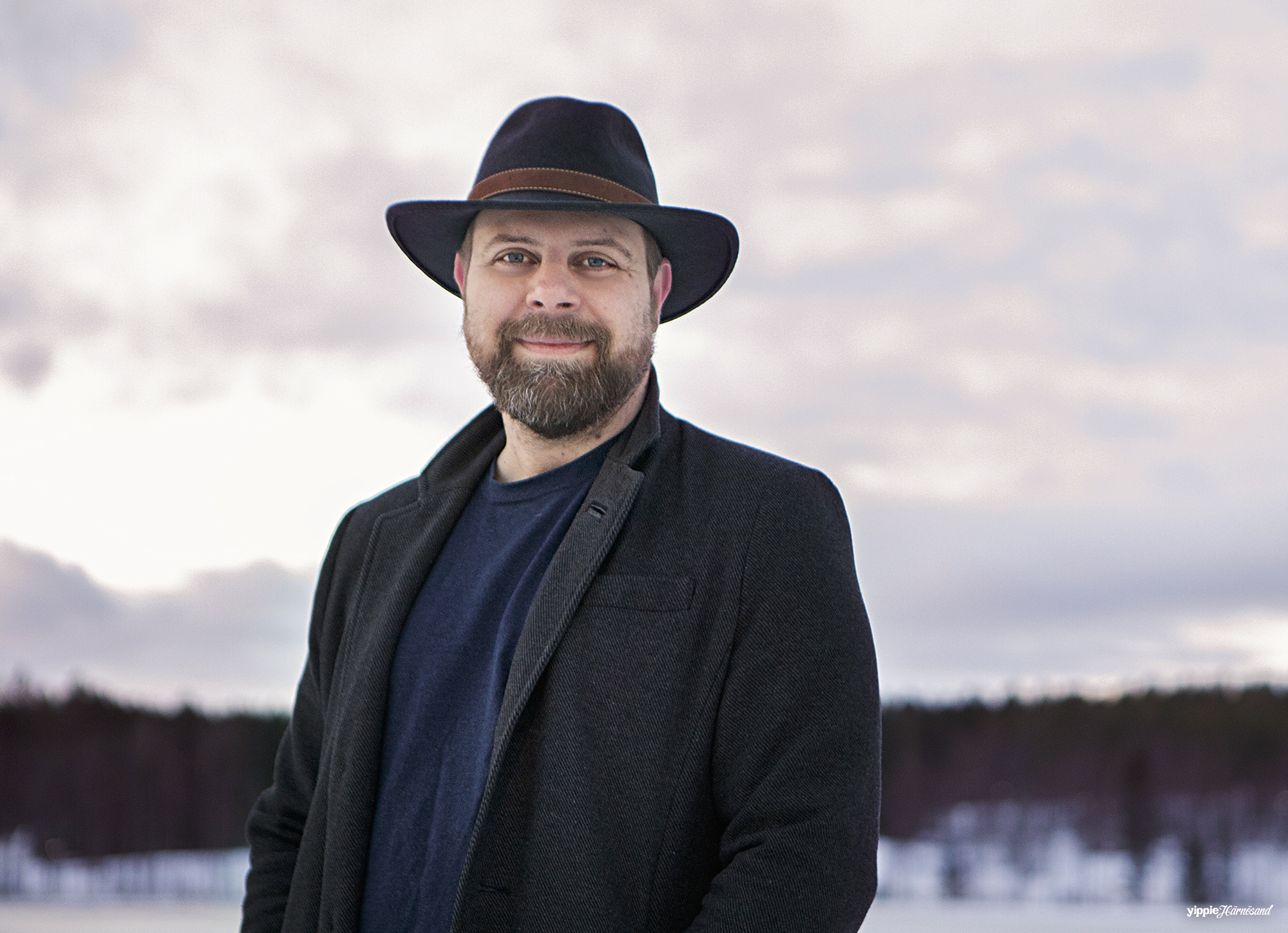 Theo Andersson hejar på APOEL Nicosia, fikar helst på Rutiga Duken och streamar helst musikdokumentärer.