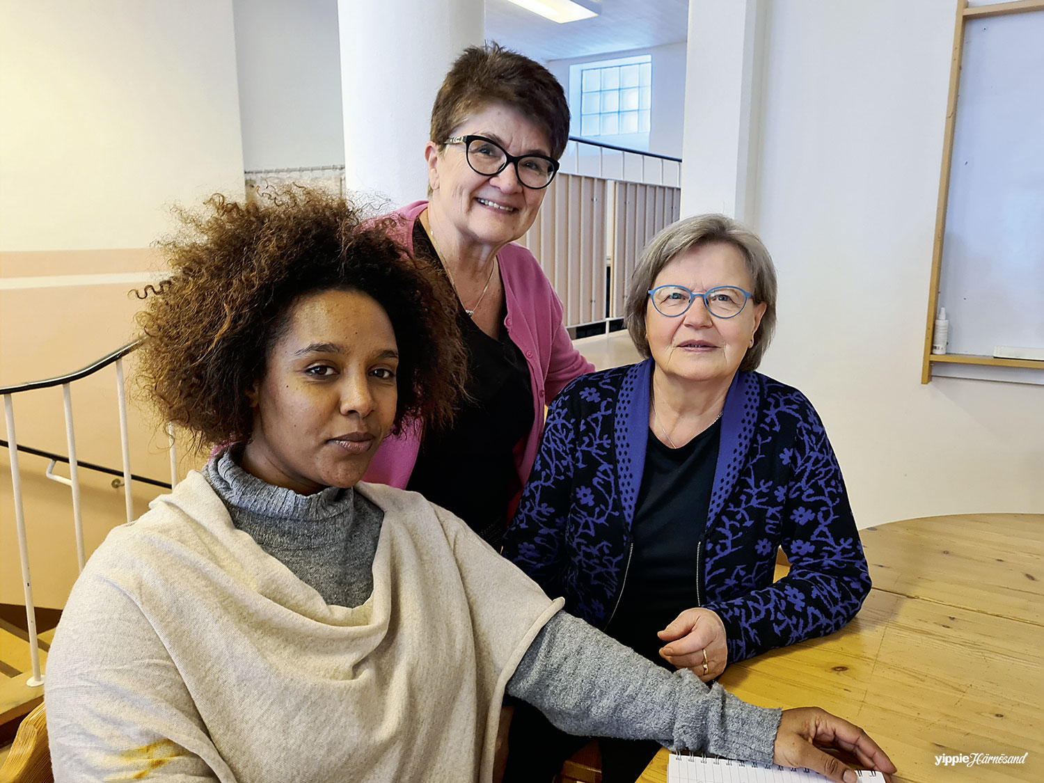 Bezawit Wlselassie läser svenska samt Ingrid Flodin och Margaretha Stam som båda är volontärer på Kupan.