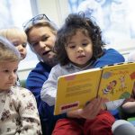   Utansjös framtid är barnen. Här sitter Alicia, Doris, Jenny, André och Lowe och läser ur boken Ajja & Bajja. 