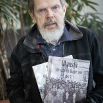   ”Mina rötter i bygden är starka och jag har aldrig släppt kontakten med Utansjö, säger Rune Danielsson”, Här poserar han med Tony Korpenklos böcker om Utansjö.