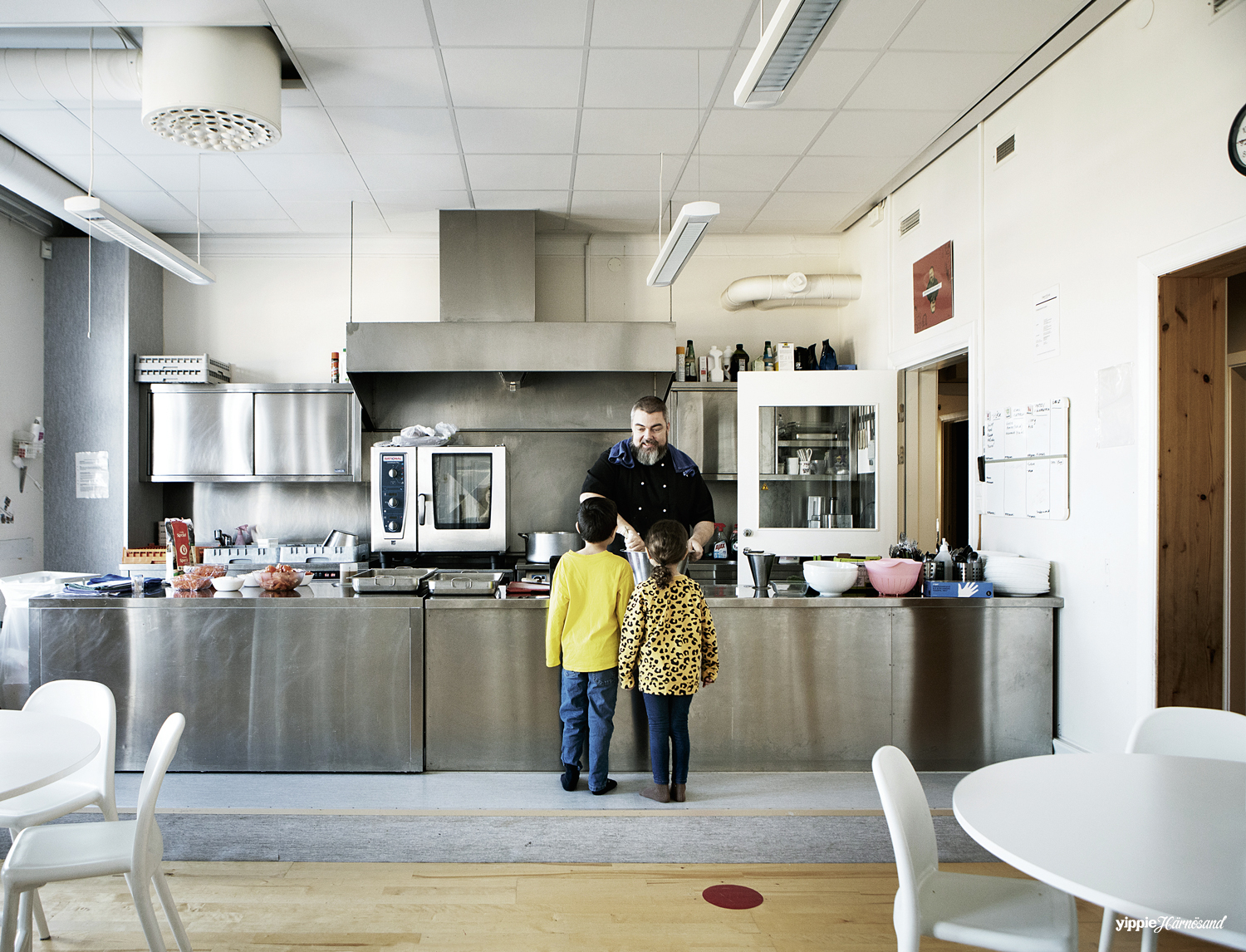 Köket ska bjuda in till både produktivitet och samtal. Barnen ser allt ätbart skapas från grunden.