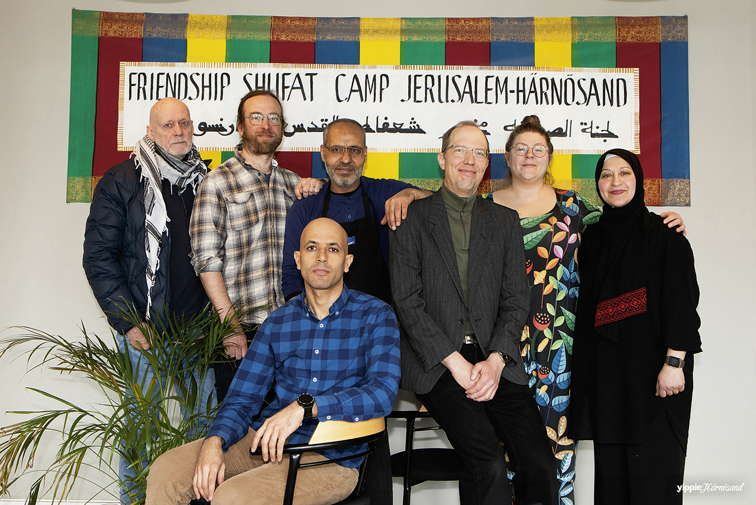 Fred Nilsson, Jonatan Ericsson Sjöman, Mohammed Issa, Erik Stålberg, Louisa Johansson, Maha Issa och	Taha Abosaeid i den främre raden arrangerade manifestationen.