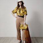   Det här har jag på mig:
Höga, smalspåriga manchesterbyxor från secondhand. Filthatt och mjuk, tunn höstkappa köpt på loppis.
Blus och handväska som jag sytt själv.
Bruna skinnpumps som jag lånat av en väninna. ”Shoppar” ofta i hennes garderob. 
Med andra ord... 
en hållbar outfit. 