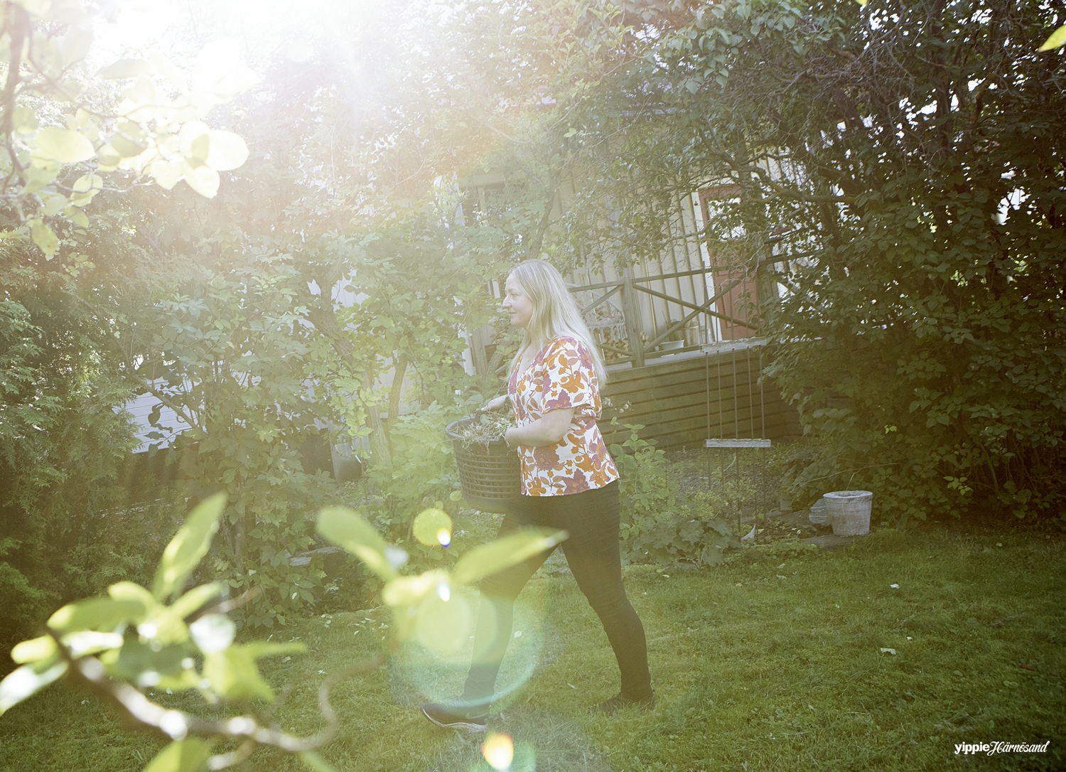 Hemma igen, vilket var efterlängtad efter så långt tid utomlands. Hemma i trädgården trivs Sandra som allra bäst.