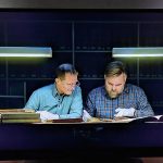 Polisutredaren Jan Staaf (Peter Eggers i huvudrollen) samt Peter Sjölund som spelades av Mattias Nordkvist.