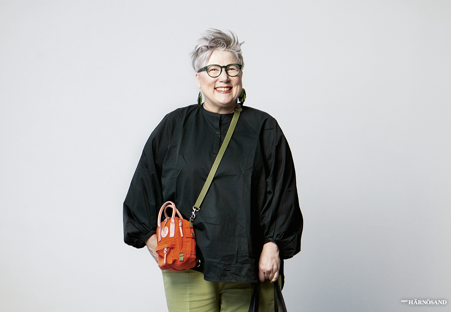 Cilla Johansson känner 
sig lika bekväm i helsvart som i mycket färg.