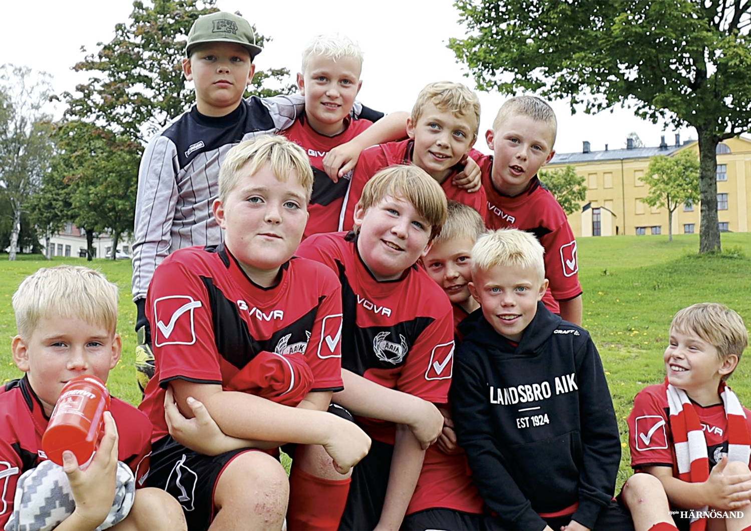 Älandsbro AIK skickade ett pojklag till Härnö Fotbollsfest för två år sedan. Här intervjuas de av Härnösands.tv.