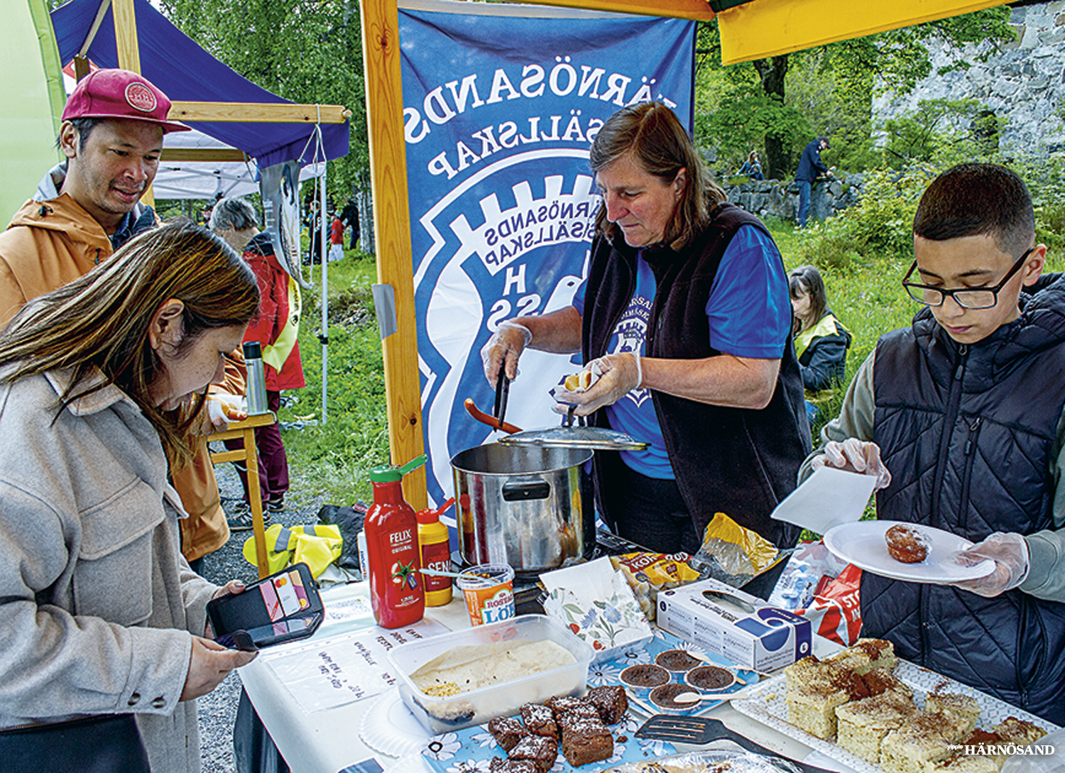 Christina Vosveld servade i Härnösands simsällskaps fikastånd.