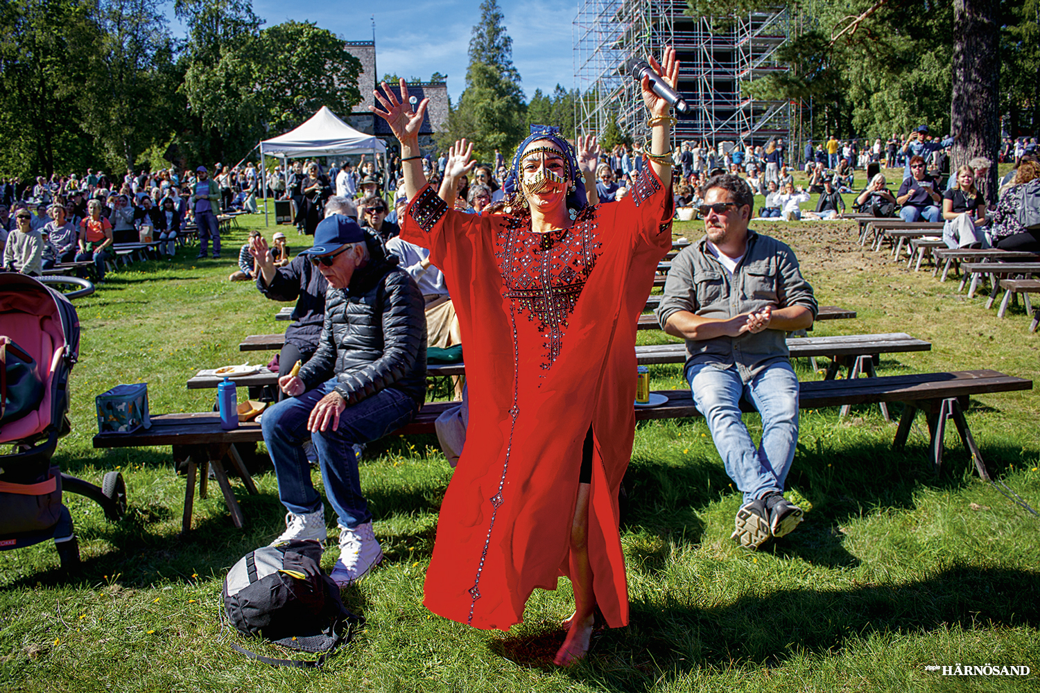 Homeyra höjde stämningen när hon bjöd på iransk traditionell dans bland publiken.