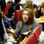 Författaren Christina Rickardsson i samspråk med elever på Hedda Wisingskolan där hon föreläste för att öka läslusten och läsförståelsen.