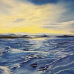 Spår av rovdjurstass vid havsbandet är motivet på ett av verken som hänger på Meditationskyrkan i Härnösand.