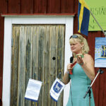 Månadens bild är tagen sommaren 2006, noga räknat den 17 juli på Klockargården i Säbrå. Annette Norberg berättade om bragden och visade sin OS-guldmedalj.