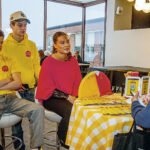 Många besökare ville ha ett revyprogram. Sålde gjorde Valter Nilsson, till vänster, Theo Cavallius och Nora Bergquist.