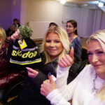 Wilma Tjernström, i mitten, vann på lotteriet. Här tillsammans med Ebba Henning, till vänster, och Elsa Henning.