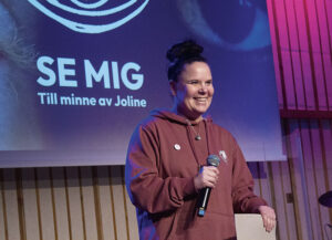 Anna Blomberg, mamma till Joline, talar vid föreningen Se mig på Parkaden.