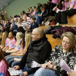 Det var näst intill fullsatta läktare vid HHF:s handbollsmatch mot Sikeå i division 2. Orsaken var insamlingen till Barncancerfonden till minne av Anais Ivarsson som var aktiv i flicklaget födda 2010.