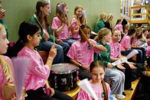 Ett av HHF:s flicklag höll stämningen uppe med en trumma.