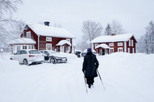 Snön stoppar inte Solveig. Hon tar dagliga promenader och alla tre barnen bor i närheten.