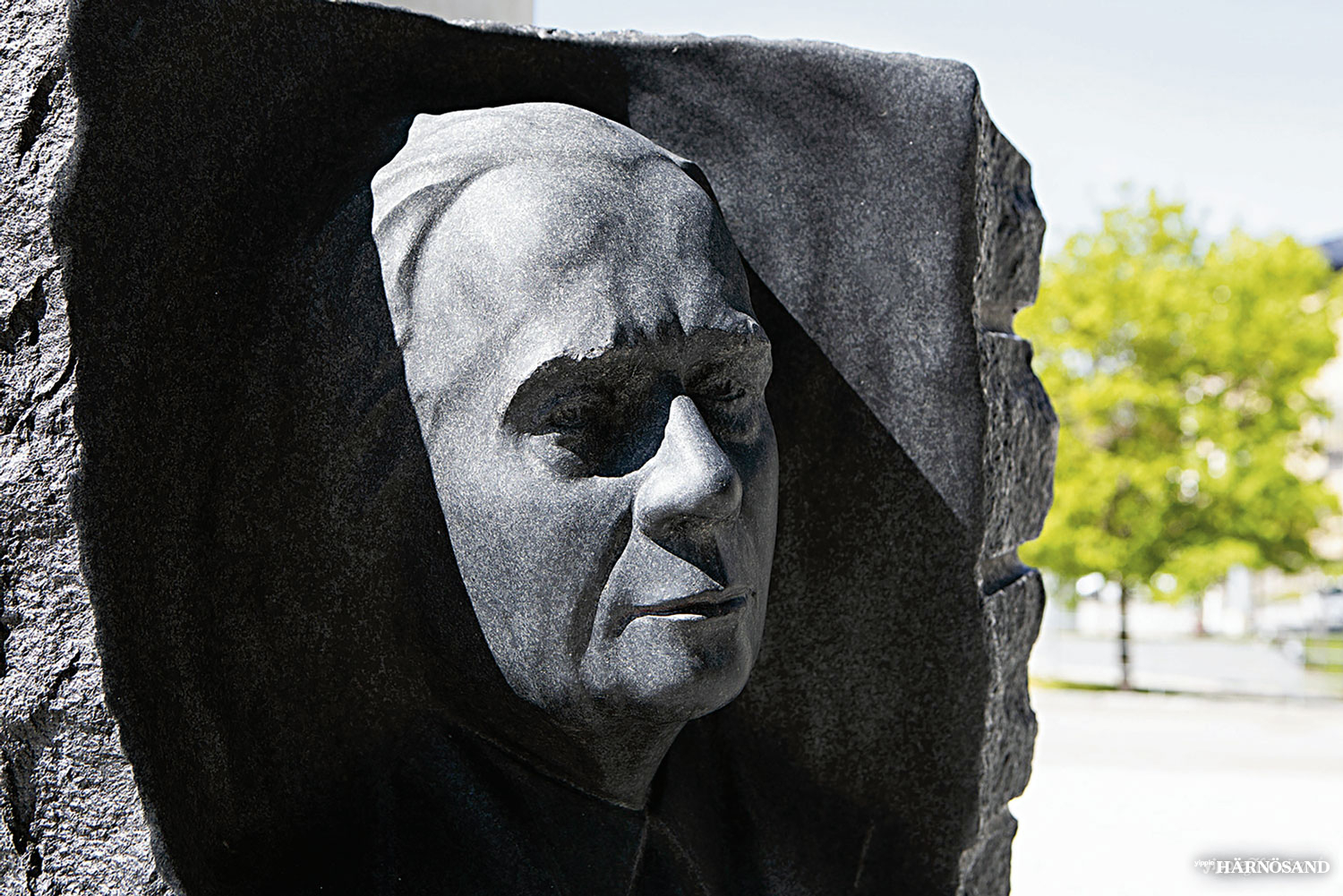 Skulpturen av Bertil Malmberg av Marc Rizzoli utanför Sambiblioteket uppfördes 2012 och är ett av de nyaste konstverken i Härnösands utomhusmiljö.